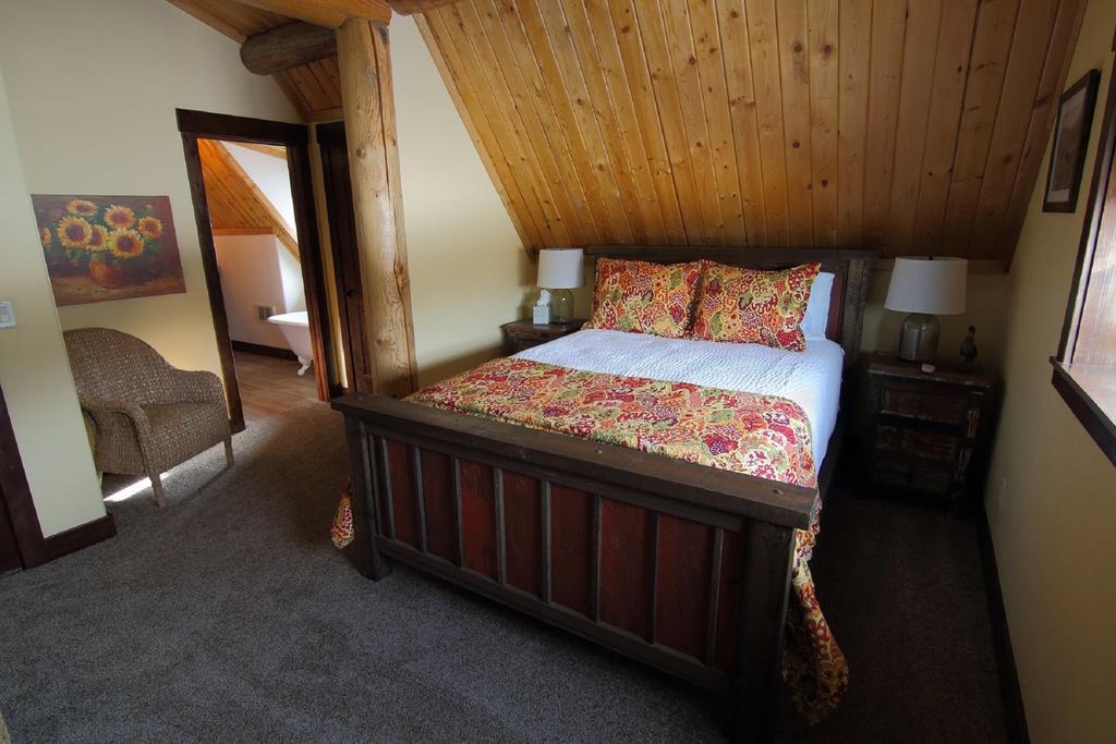 Fin And Feather Inn Victor Room photo
