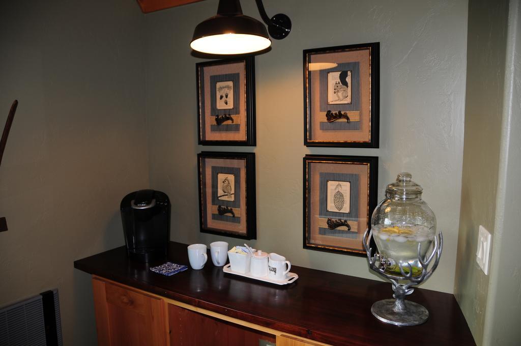 Fin And Feather Inn Victor Room photo