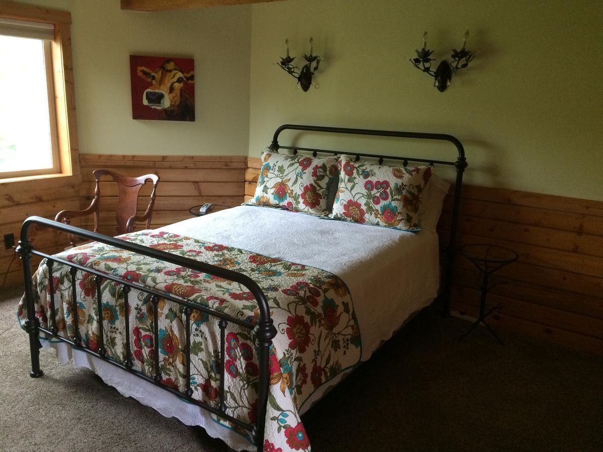 Fin And Feather Inn Victor Room photo