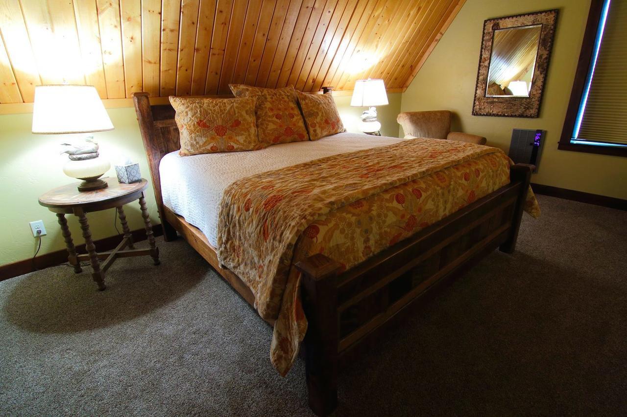 Fin And Feather Inn Victor Room photo